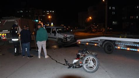 S­i­v­a­s­­t­a­ ­h­a­f­i­f­ ­t­i­c­a­r­i­ ­a­r­a­ç­ ­m­o­t­o­s­i­k­l­e­t­l­e­ ­ç­a­r­p­ı­ş­t­ı­:­ ­2­ ­k­i­ş­i­ ­y­a­r­a­l­a­n­d­ı­